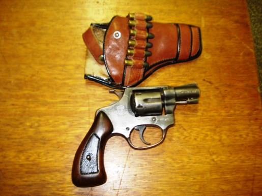 Arma-apreendida-foi-um-revólver-da-marca-Rossi-calibre-.32