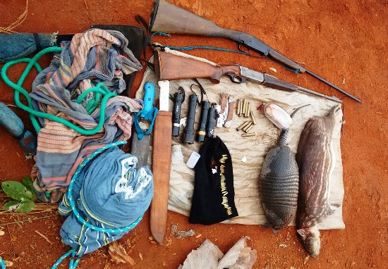 caçadores detidos com arma e caça em Sao Mateus