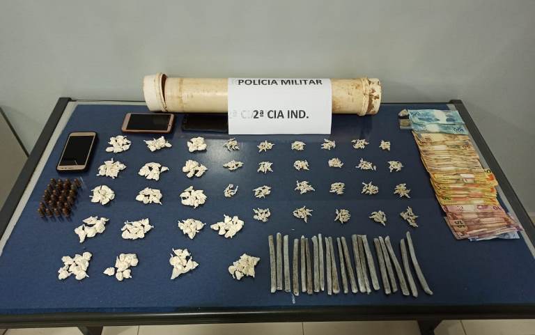 Material apreendido - drogas e dinheiro