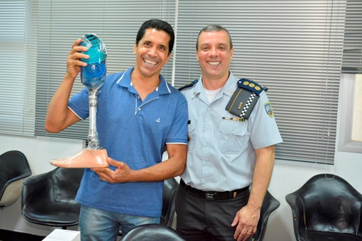 O diretor de saúde, coronel Douglas Caus (D) e o sgt Galvão, com sua nova prótese