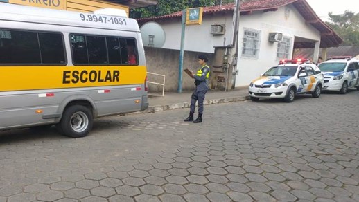 Equipe da PM realizando a fiscalização. Foto: divulgação PM