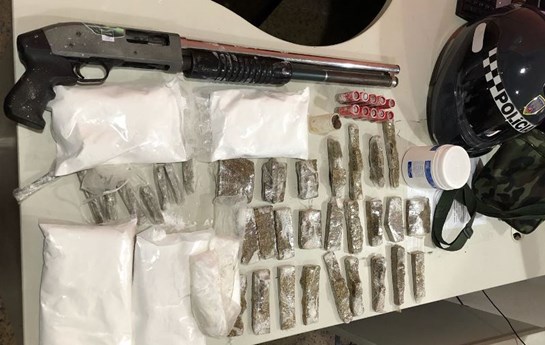 Arma e drogas apreendidas na segunda etapa da ocorrência no Morro do Macaco