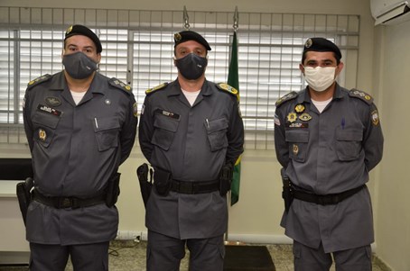 O comandante-geral, coronel Douglas Caus (ao meio), juntamente com os comandantes substituto e substituído