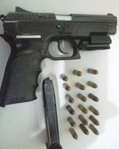 Pistola apreendida com Weyffer K. Rodrigues Faria em Ecoporanga