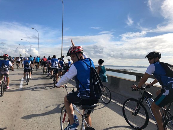 O comandante-geral da Polícia Militar, coronel Barreto, também se juntou à multidão e participou do pedalaço