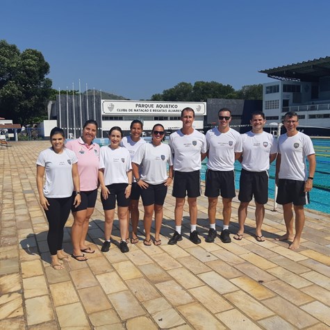 Equipe de natação da PM vencedora de um total de 11 medalhas