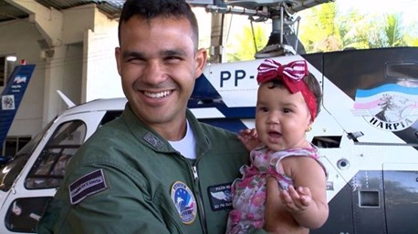 Reencontro do Sd Cassoto com a pequena Ana Clara