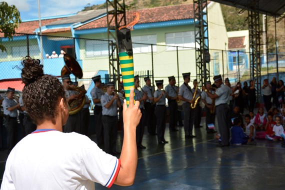 A comunidade escolar e a Banda de Música da PMES recepcionaram os corredores na Escola Rita de Cássia Oliveira