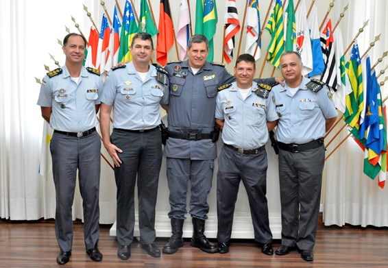 Comandante-geral da PMES (ao centro) ladeado pelo Chefe do Estado-Maior Geral, Coronel Celante (à esquerda), pelo Comandante da DRH, Coronel Nunes, pelo Subcomandante-Geral, Coronel Bresinski e pelo Comandante da DTIC, Coronel Sérgio 