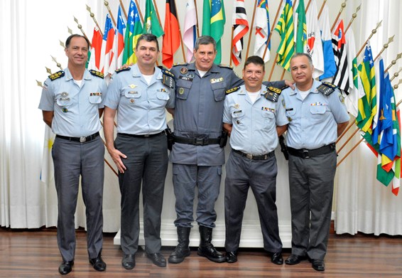Comandante-geral da PMES (ao centro) ladeado pelo Chefe do Estado-Maior Geral, Coronel Celante (à esquerda), pelo Comandante da DRH, Coronel Nunes, pelo Subcomandante-Geral, Coronel Bresinski e pelo Comandante da DTIC, Coronel Sérgio
