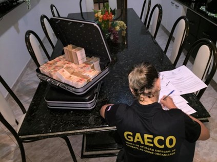 O objetivo da investigação é desarticular uma associação criminosa composta por empresários, “laranjas” e contadores.