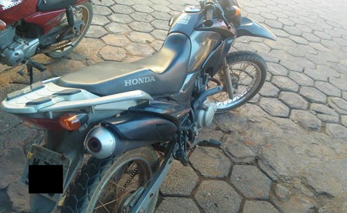 Motocicleta furtada em Aimorés-MG e recuperada pela PM em Laranja da Terra