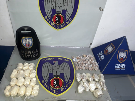 Além dos tabletes de maconha, os militares encontraram cocaína e crack no local da abordagem