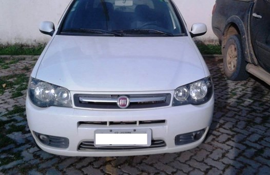 Veículo Fiat Pálio utilizado no roubo da caminhonete. Também estava com restrição de roubo desde o início do mês