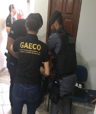 Policiais militares em cumprimento de mandado de busca e apreensão durante a operação Mestre Oculto