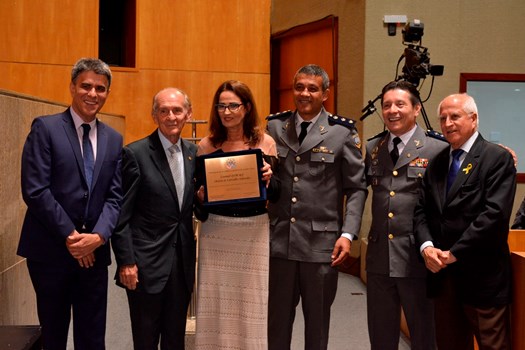 Momento em que o coronel médico Otávio de Carvalho sobrinho, fundador do HPM, recebeu a homenagem