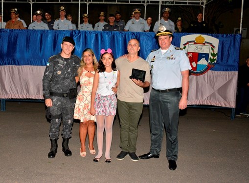 O sargento Rébuli, ladeado pelos familiares, recebendo a homenagem do comandante-geral, Coronel Ramalho e do comandante da Cimesp, major Anechini