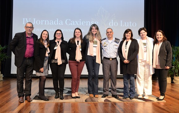 Capitão Eduardo ladeado pela equipe da IV Jornada Caxiense do Luto