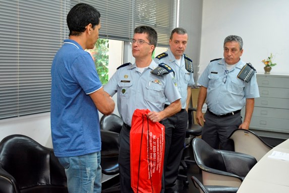 Sgt Galvão recebendo a prótese das mãos do tenente-coronel Humberto