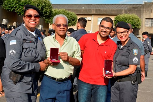 Agraciados recebendo a Medalha Valor Policial Militar de seus padrinhos