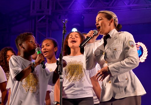 O Jeremias, campeão do "The Voice Kids", cantou com a Banda de Música da Polícia Militar e arrancou suspiros do público