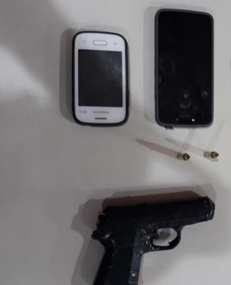 Simulacro de arma de fogo e duas munições de calibre 556 apreendidos no centro de Vitória