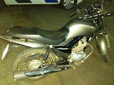 Motocicleta utilizada por criminosos em assaltos no município de São Gabriel da Palha foi recuperada pela PM neste domingo 