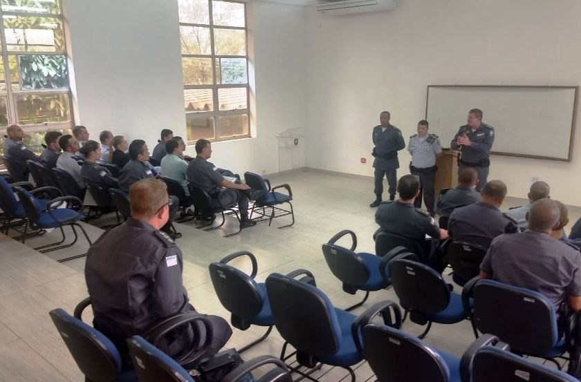 Na ocasião, o Coronel PM Alexandre Ofranti Ramalho (em pé, à direita) foi acompanhado pelo Subcomandante Geral da PMES, Coronel Reinaldo Brezinski Nunes (centro) e pelo Coronel PM Antônio Marcos de Souza Reis, Comandante de Polícia Ostensiva da Região Metropolitana.