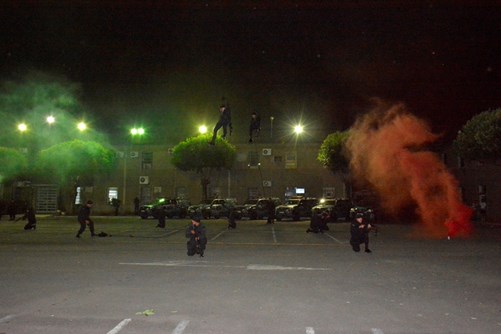 Os formandos adentraram o pátio do QCG simulando uma entrada tática