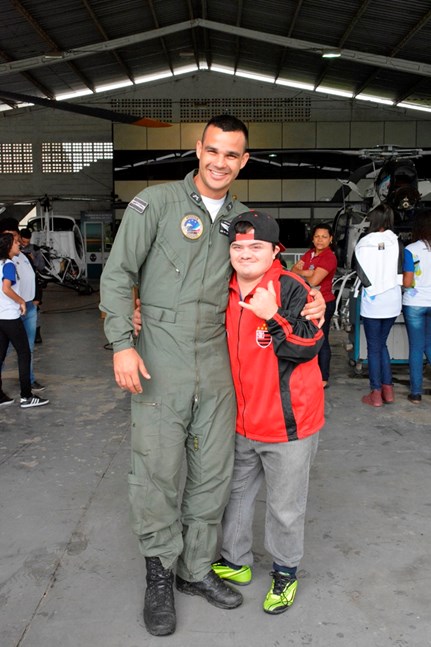 O jovem Igor Alves Prudente (D) e o soldado Cassoto, durante visita da escola ao NOTAer 