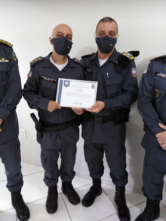 Homenagem do comandante-geral da PM (D) ao subcomandante do CPO Serrano