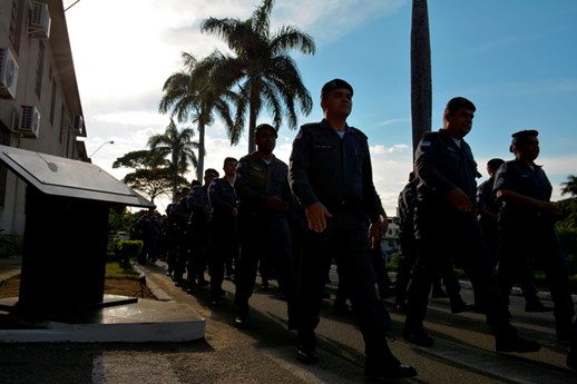 Desfile da tropa em continência ao comando-geral