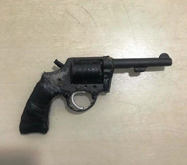 Simulacro de revólver apreendido com o assaltante