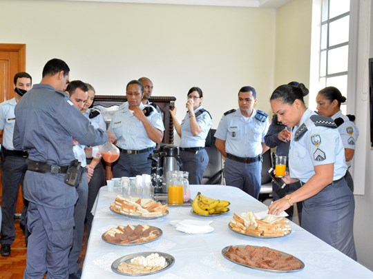 Equipe da DRH tomando café da manhã com o Alto Comando da PMES