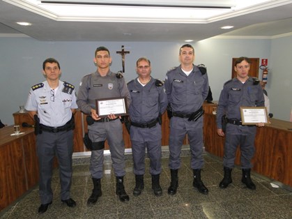 Policiais militares recebendo os certificados de Destaques Operacionais da Unidade