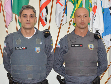 Os policiais militares do 7º Batalhão homenageados, cabo Leonardo e soldado Teles