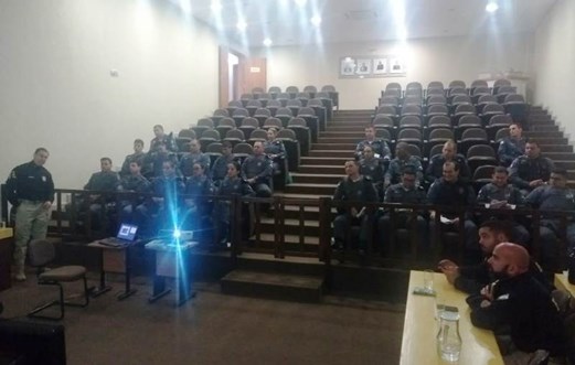 Policiais militares em instrução para enfrentamento de fraudes veiculares