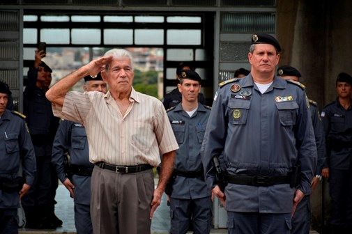 Coronel Orely e Coronel Ramalho recebendo a continência da tropa em desfile