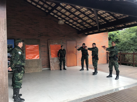 Policiais militares em instrução para utilização de Spark