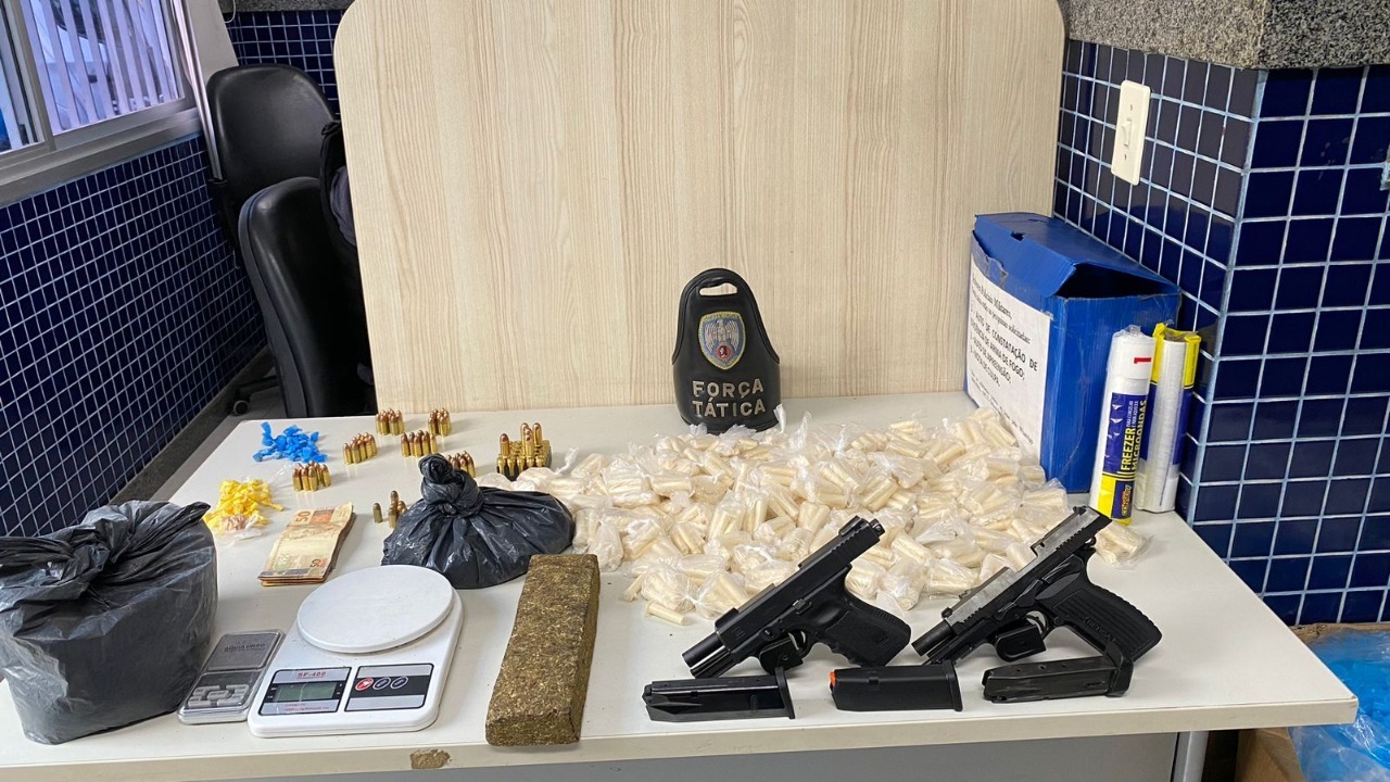29.11.2022 - PM prende criminosos e arma no bairro ibes