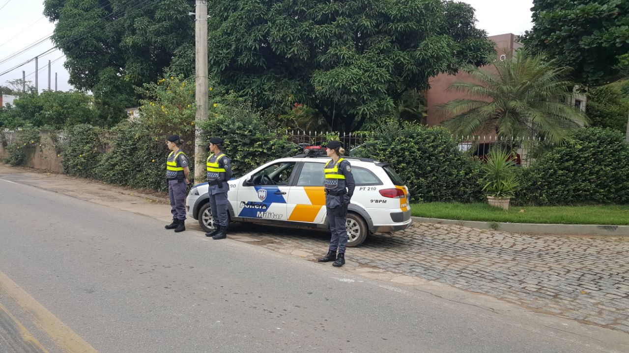 Os policiais realizaram abordagem a veículos e pessoas durante a operação