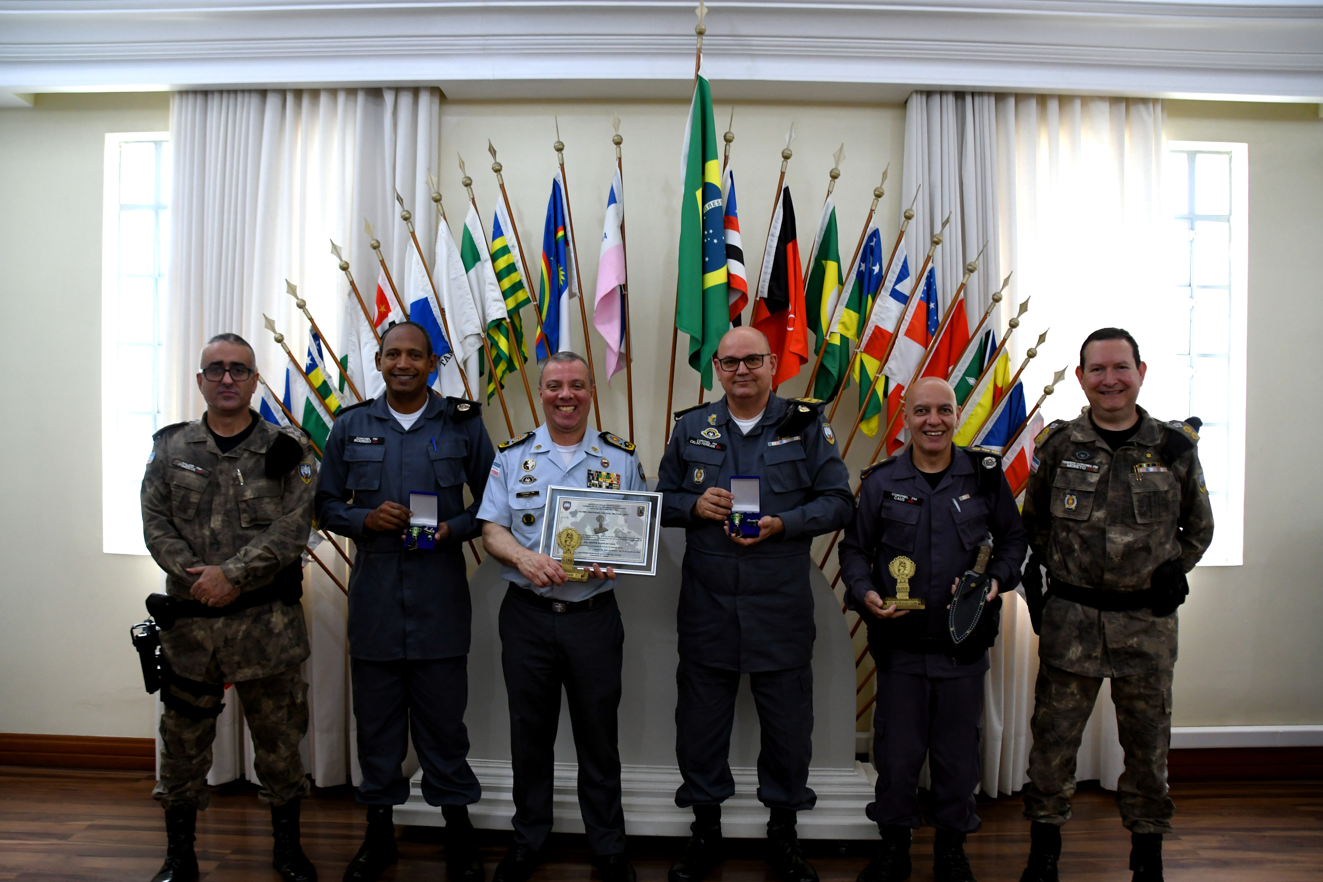 Comandante-geral recebe distinções do Batalhão de Ações com Cães 