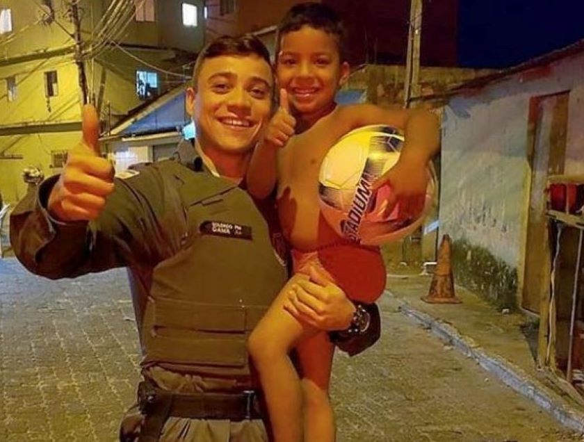 Uma partida de futebol edit