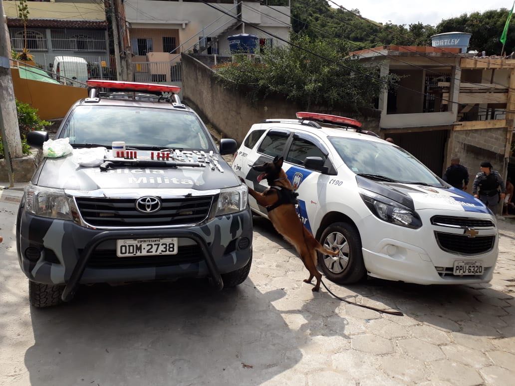 Os policiais militares do 1ºBPM contaram com o apoio da aeronave e dos cães da PM durante a operação 