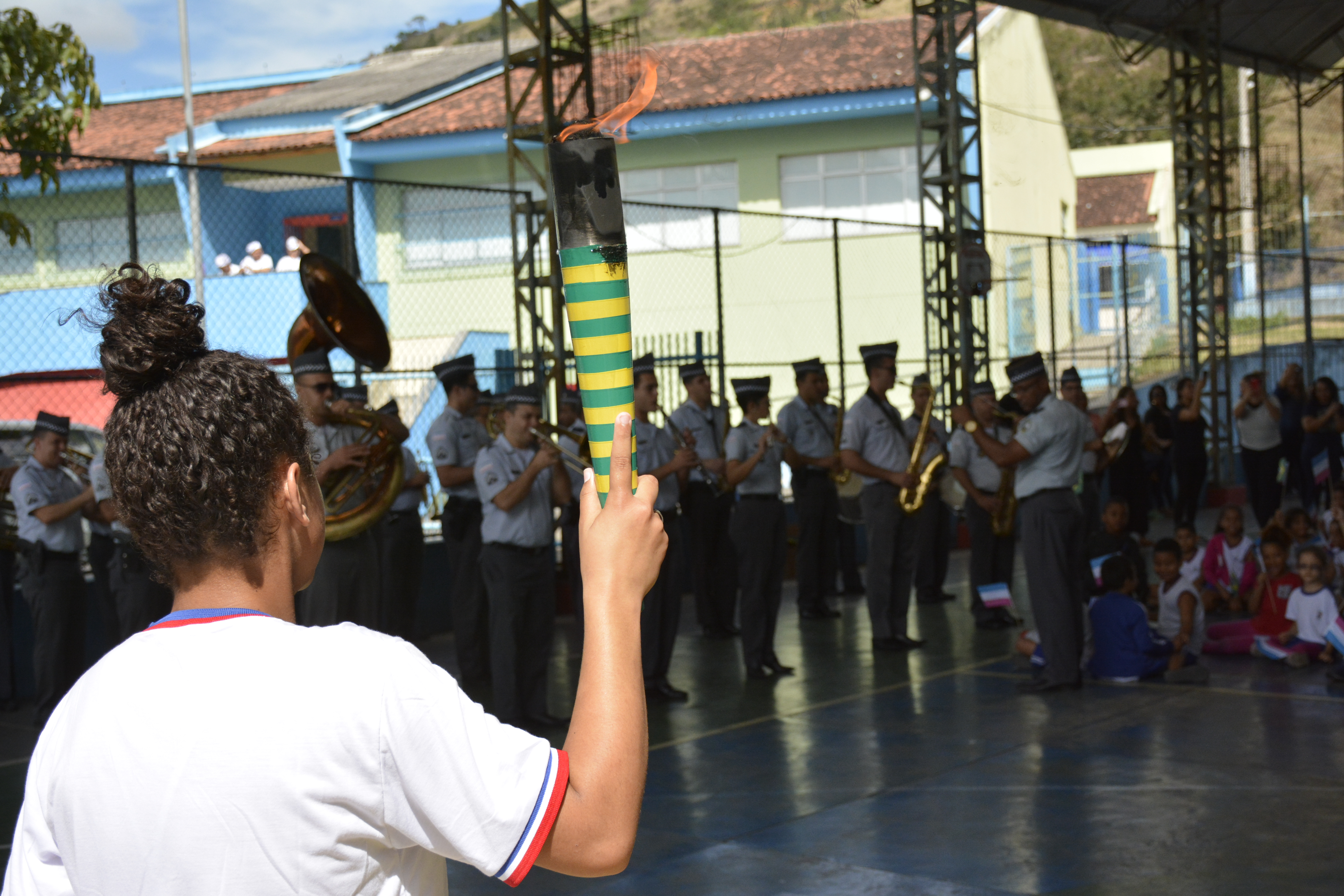 A comunidade escolar e a Banda de Música da PMES recepcionaram os corredores na Escola Rita de Cássia Oliveira