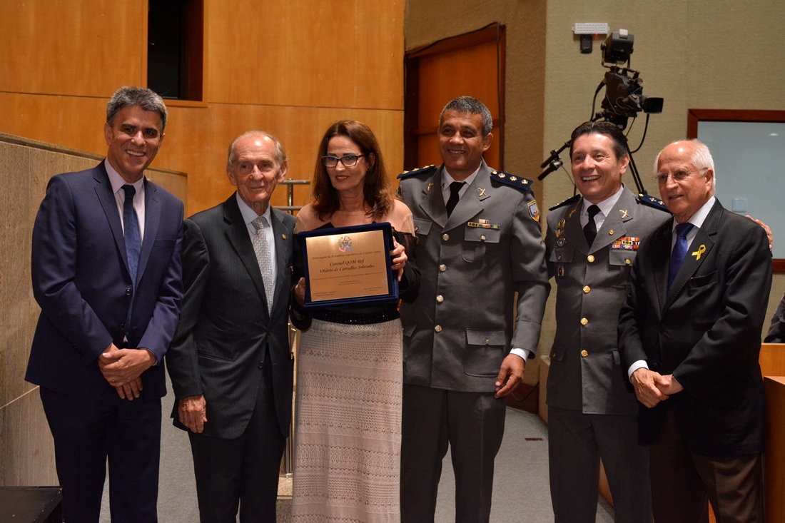 Momento em que o coronel médico Otávio de Carvalho sobrinho, fundador do HPM, recebeu a homenagem