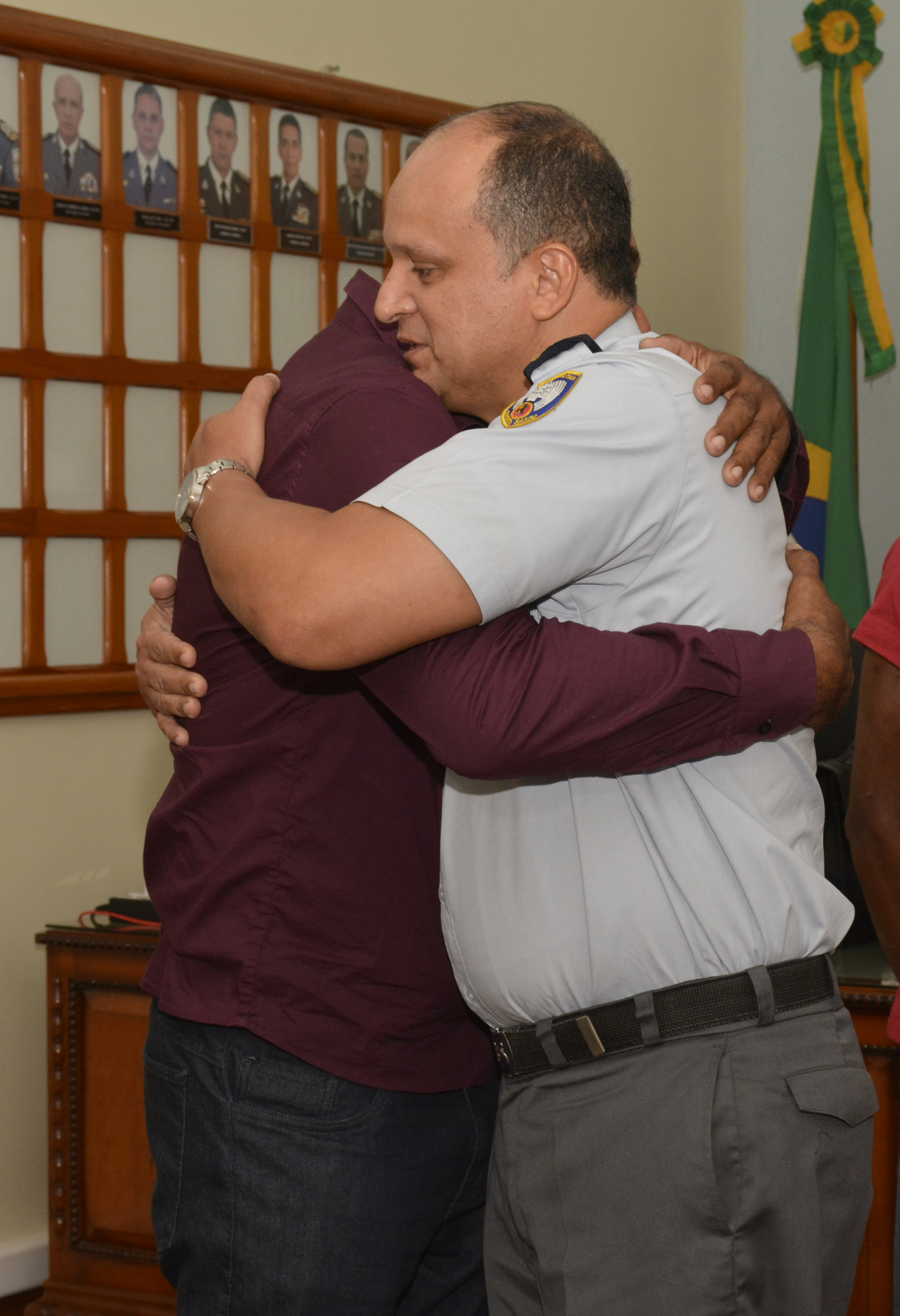 A emoção tomou conta do encontro. Coronel Barreto e sargento Almeida se abraçaram após homenagem 