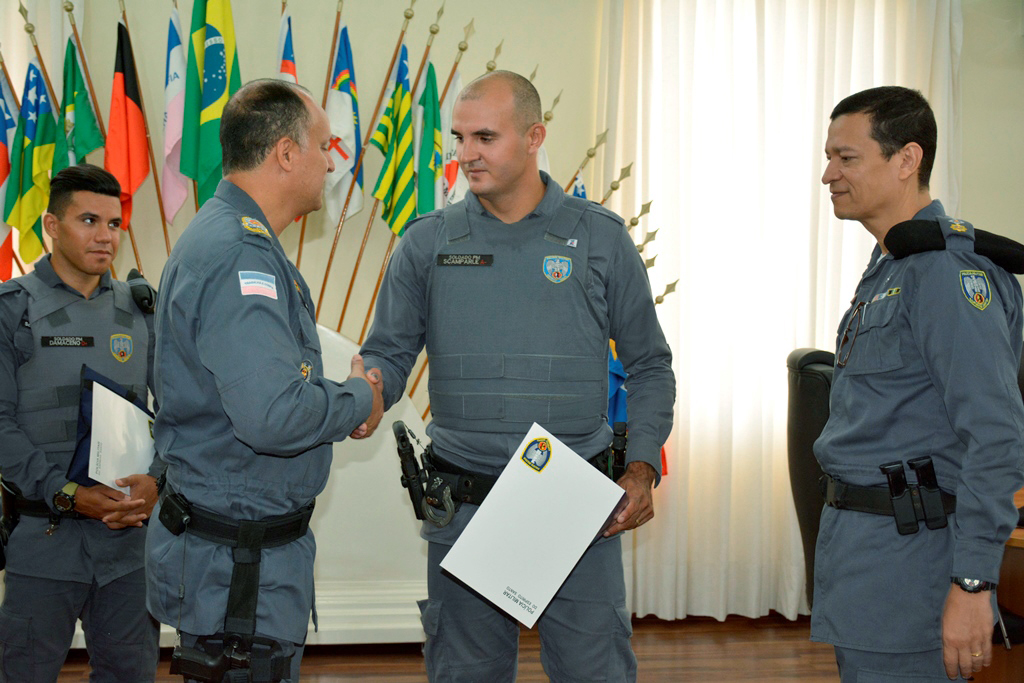 Coronel Barreto cumprimentando os soldado Scamparle e Damasceno pelo ato heroico