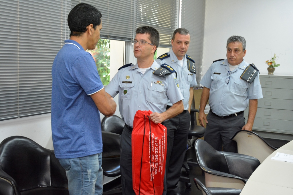 Sgt Galvão recebendo a prótese das mãos do tenente-coronel Humberto