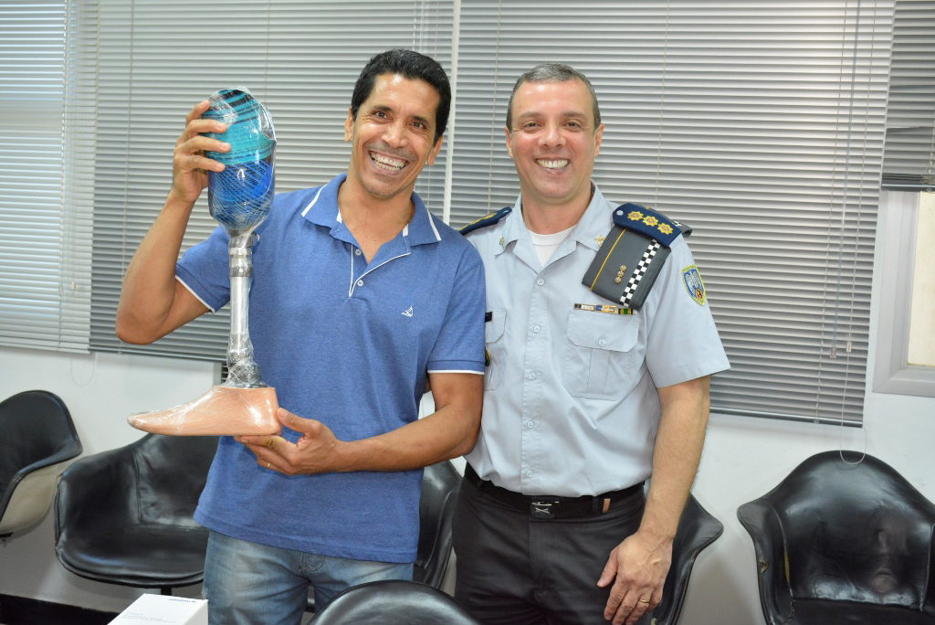 O diretor de saúde, coronel Douglas Caus (D) e o sgt Galvão, com sua nova prótese